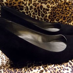 BLACK Bandolino Suede Sz 10 Wedges